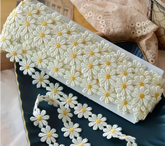 Multimate Embroidered Daisy Lace for Crafts, 182 cm in Length.